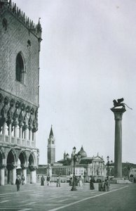 Uitzicht op het Dogepaleis en het San Marcoplein door Italian Photographer
